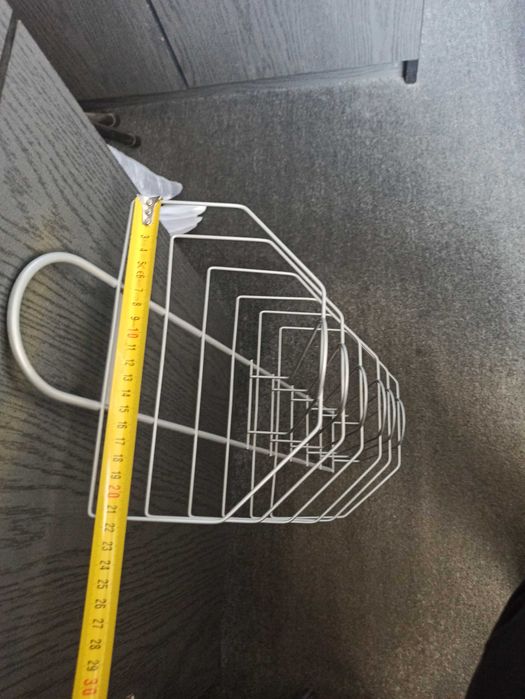 Wieszak na ulotki gazety broszury z drutu w kolorze srebrnym