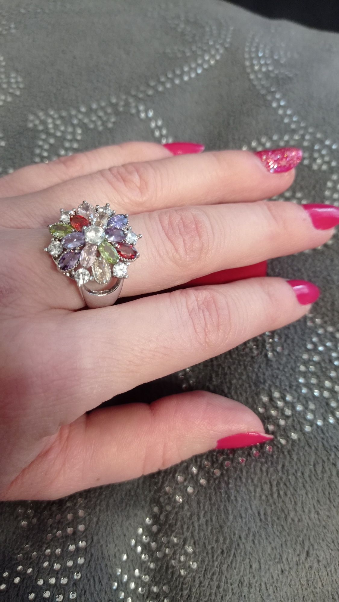 Piękny pierścionek z kolorowymi kryształkami