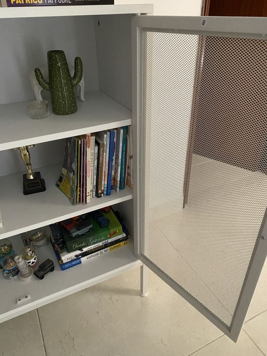 Aparador branco com portas de malha
