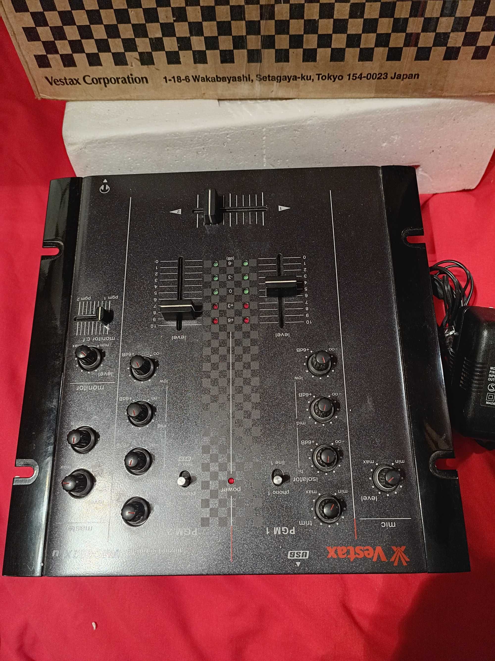 Двухканальный микшерный пульт Vestax VMC-002 XLU