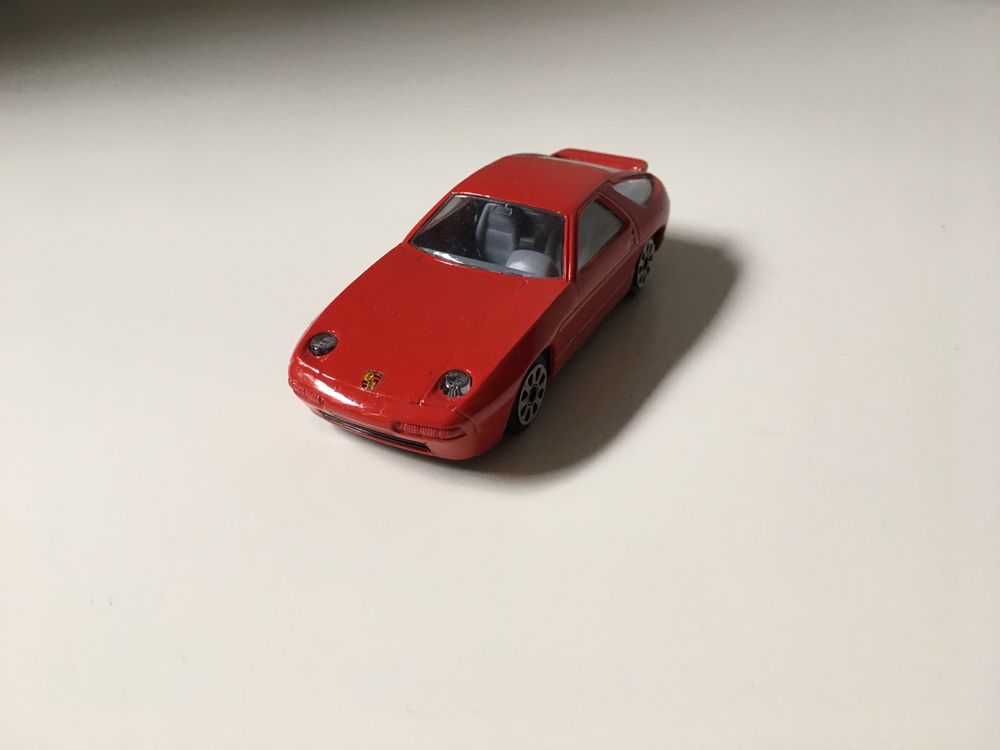 Samochód Burago skala 1:43 Porsche 928 S4