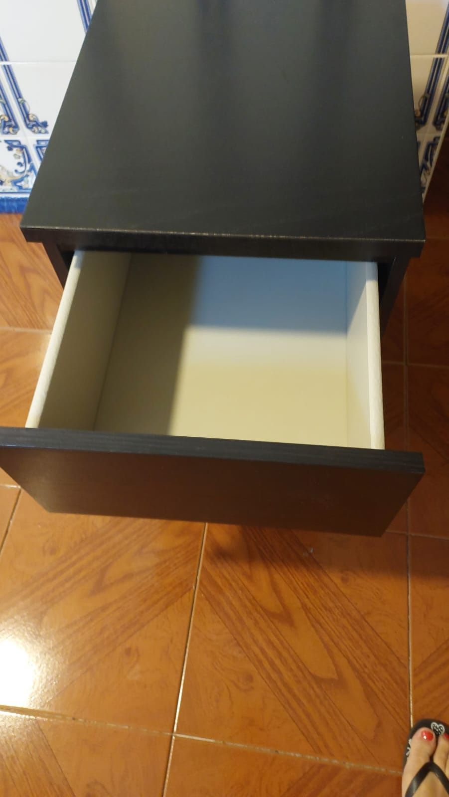Duas mesas de cabeceira pretas