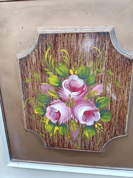 Móvel de canto em madeira com pintura artesanal,
Medidas:168/57/34cm
E