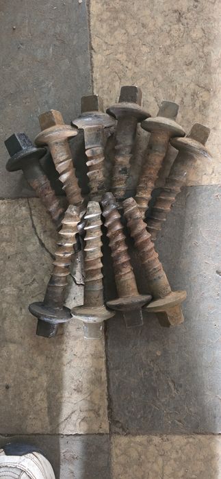 Ferramenta de Exu do lodo e pregos para ascentamento.