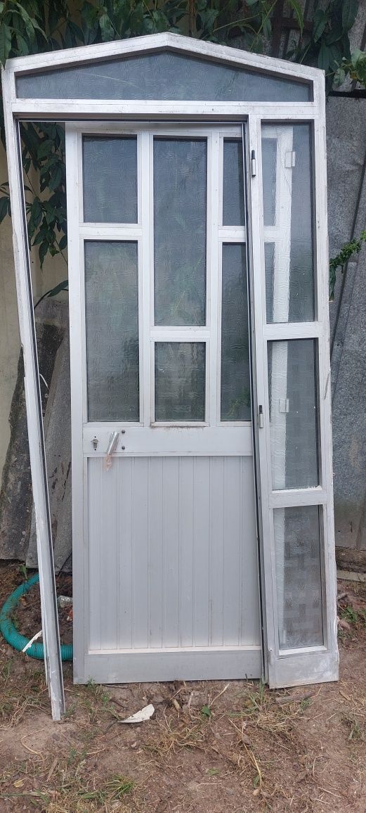 Porta de entrada 75cm com 25 cm vidro fixo