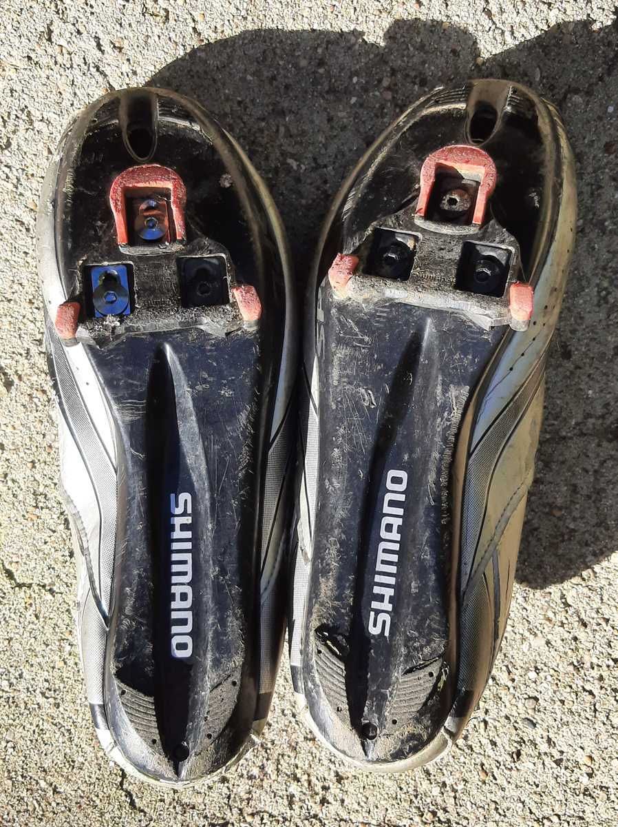 Sapatos de ciclismo de estrada Shimano R077 em preto prateado.