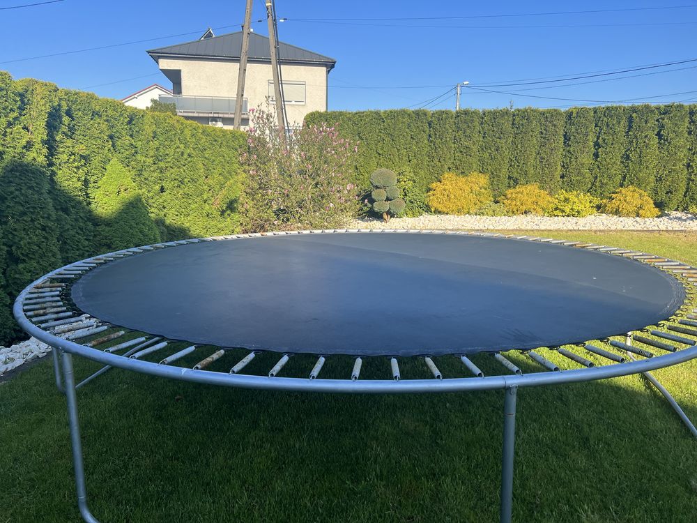 Używana trampolina o średnicy 450 cm.