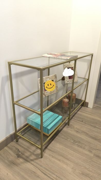 Estante dourado velho metálica com vidro