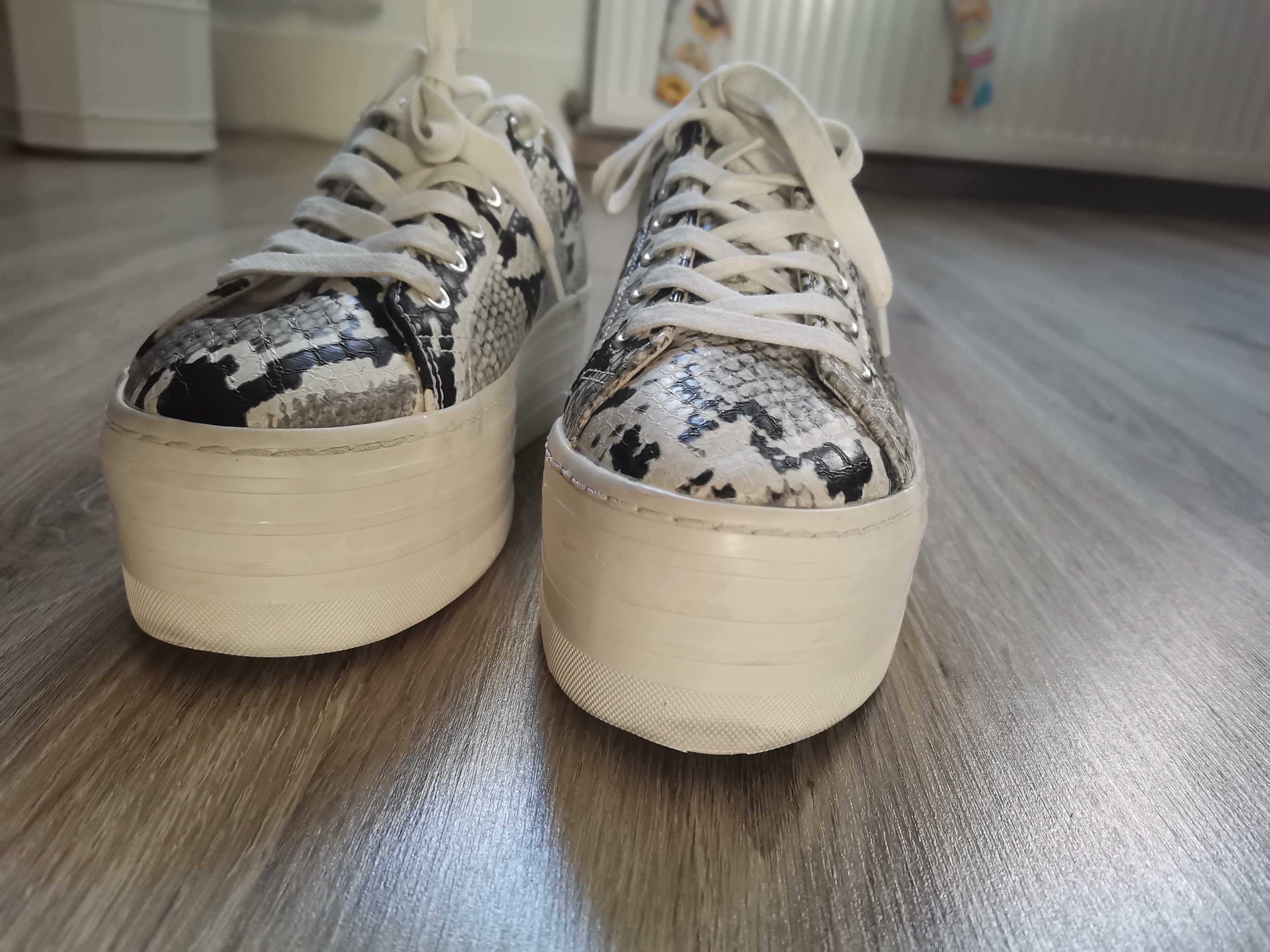 Buty na grubej podeszwie 39 Pull&bear