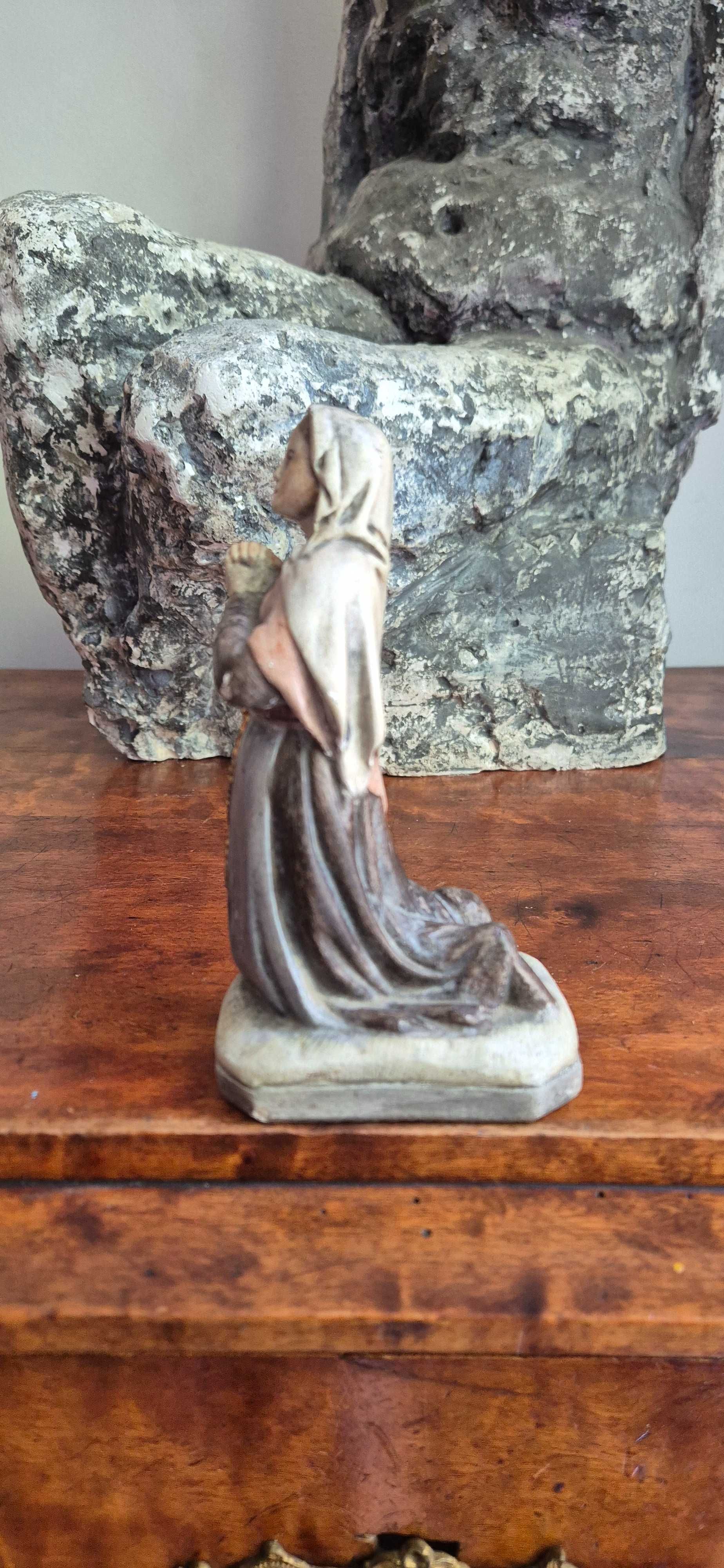 Figura Św. Bernadety stare dewocjonalia antyk Francja