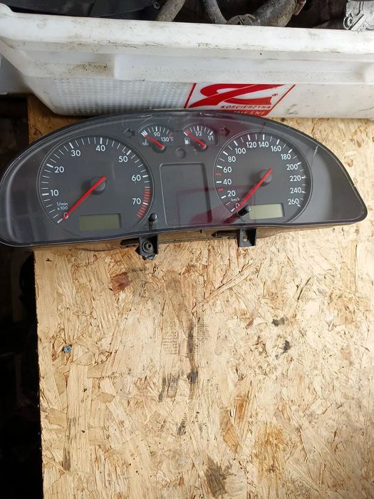 LICZNIK ZEGARY VW PASSAT B5 1.8 3B0919881F