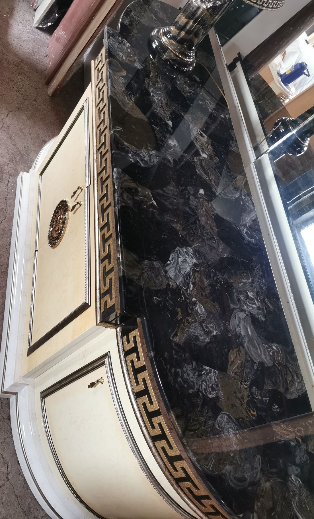 Włoska luksusowa komoda z dużym lustrem Versace