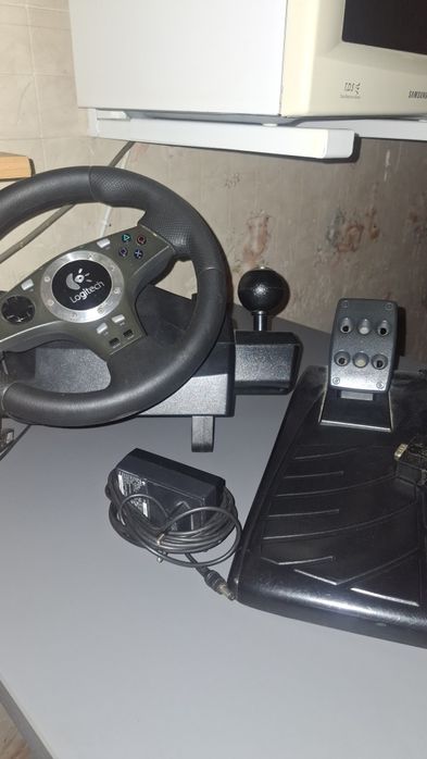 Kierownica Logitech Driving Force Pro z pedałami i zasilaczem