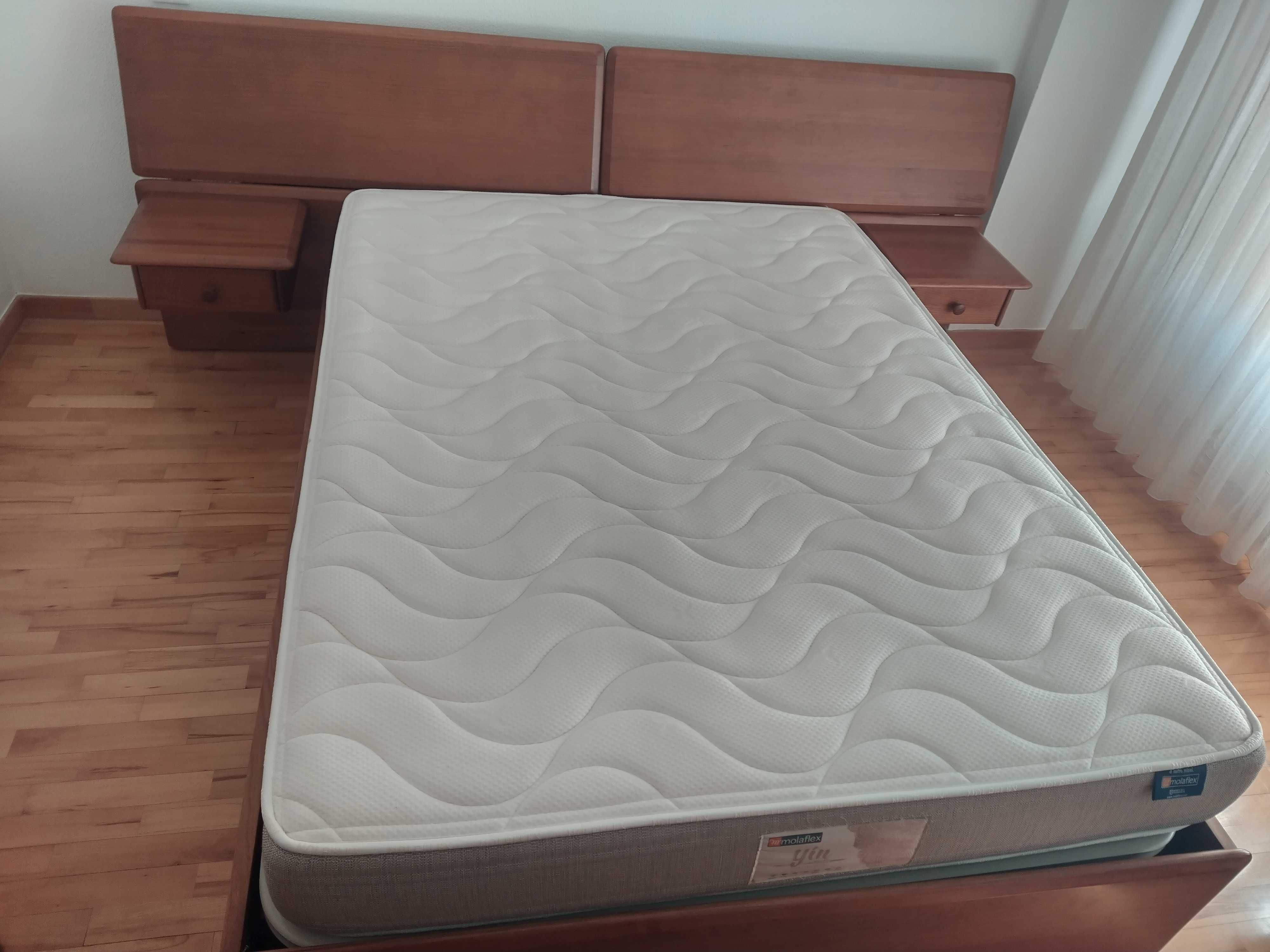 Cama, colchão e cómoda