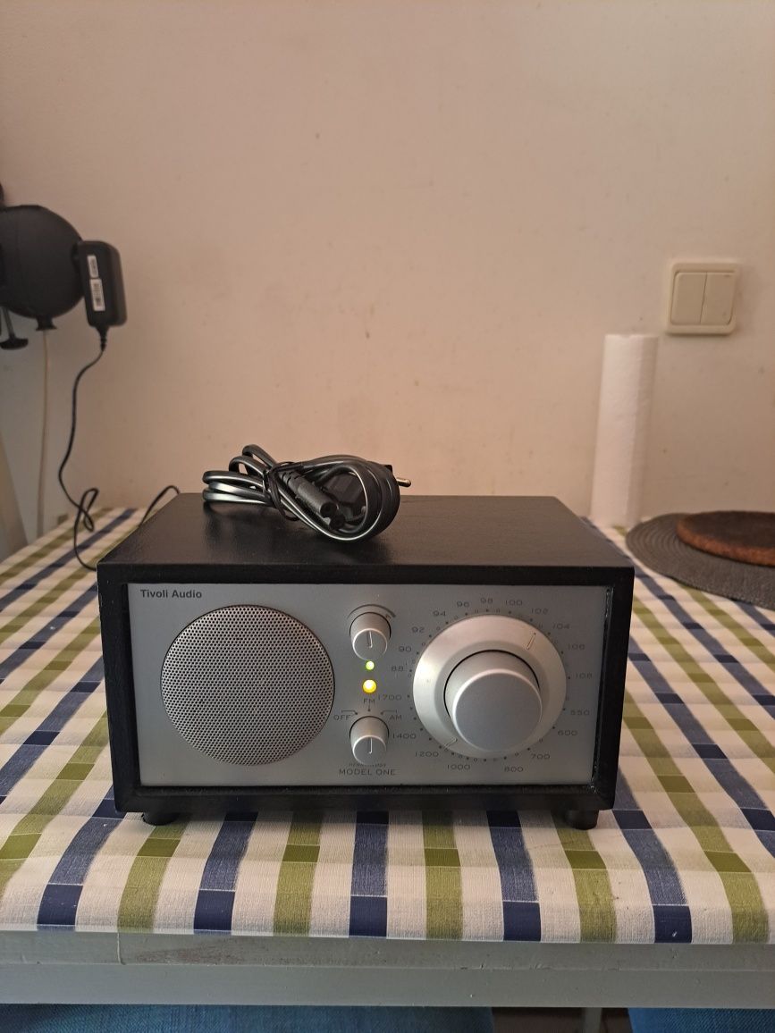 Radio antigo Tivoli áudio model-one com  várias entradas trabalhar