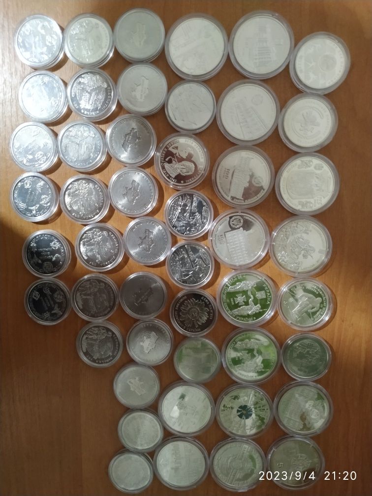 Ювілейні монети в капсулах та сувенірних упаковках