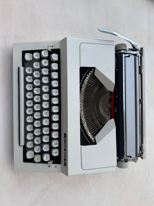 Máquina de escrever ALFA 500T