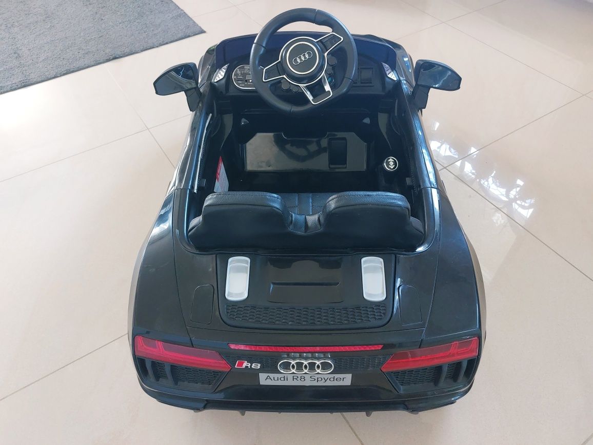 Autko Audi R8 Spyder dla dzieci