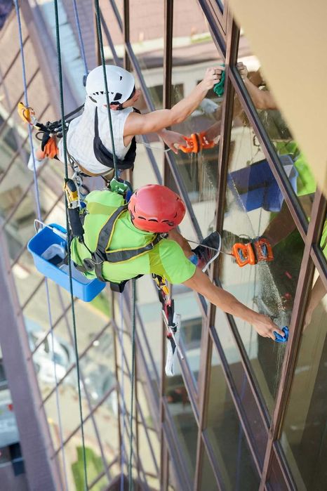 Czyszczenie ścian mycie okien elewacji dachów prace na wysokości