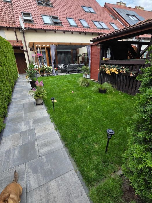 Dom w Mrągowie 95 m2 w zabudowie szeregowej z ogrodem i wiatą garażową