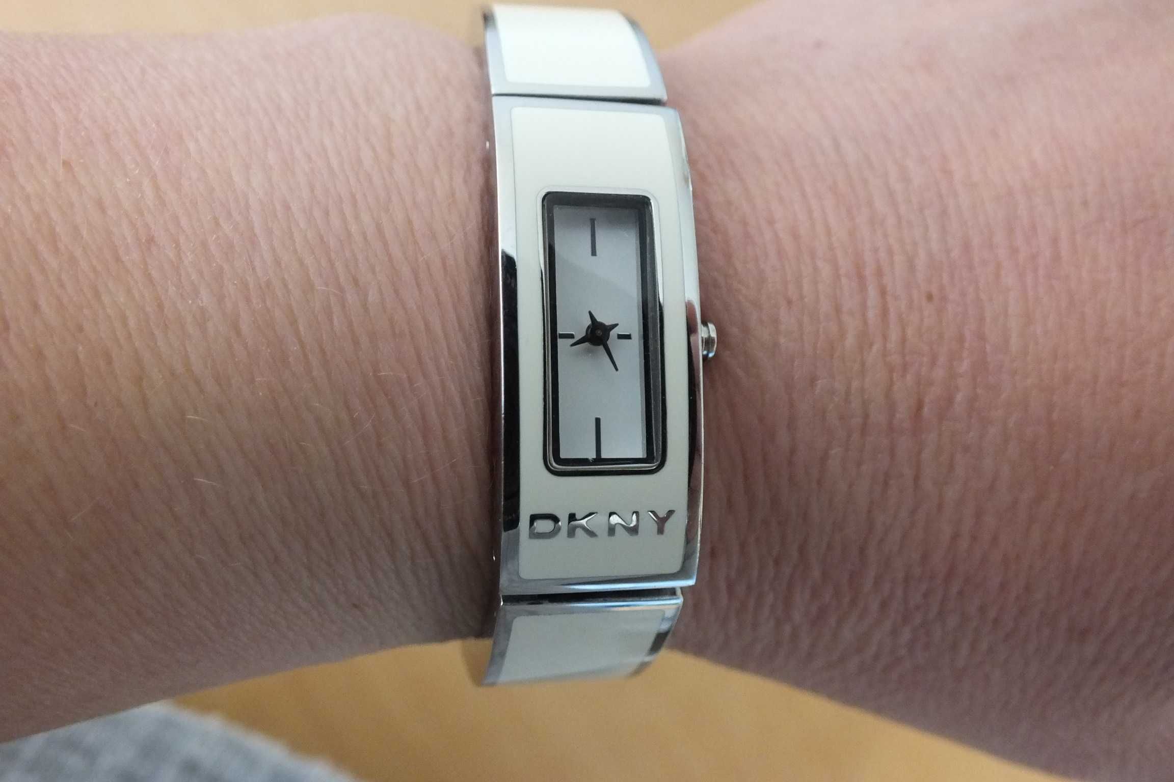 DKNY minimalistyczny design mechanizm szwajcarski na szczupłą rękę