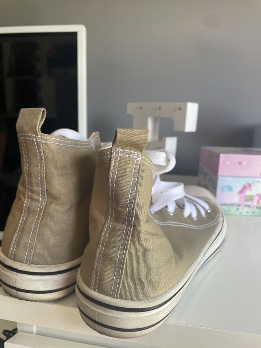 Sapatilha beje estilo all star