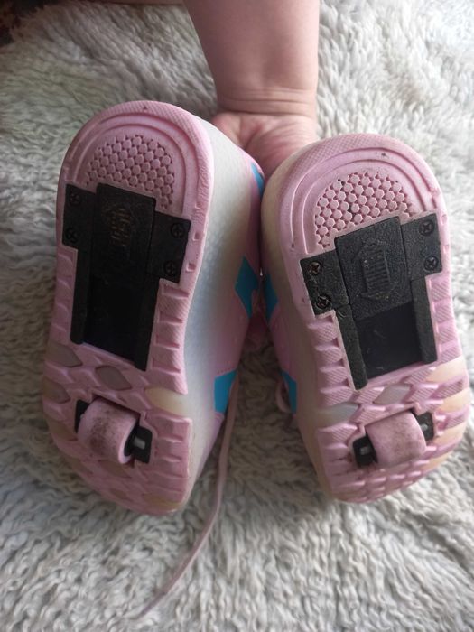 Ролико-кроссовки на двух колёсиках,которые прячутся