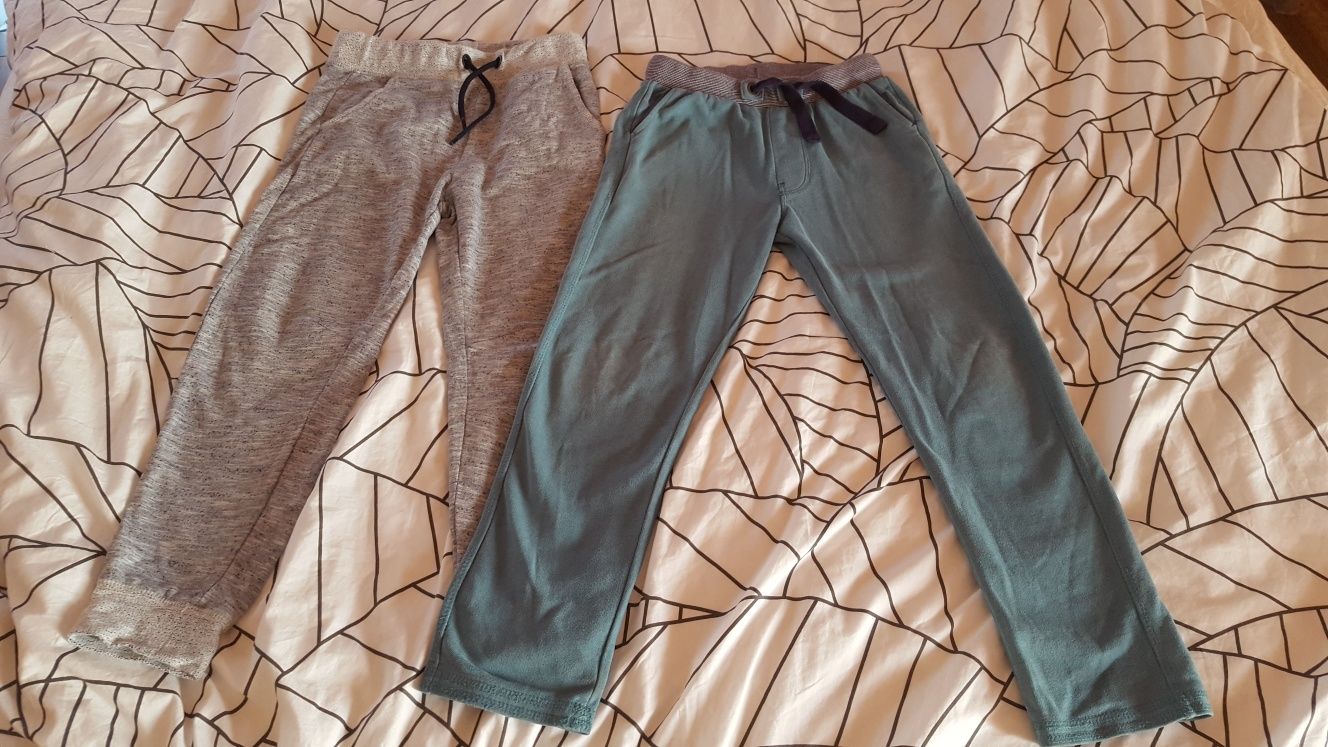 Dwie pary spodni ze Smyka Cool Club rozmiar 134 dresowe idealne