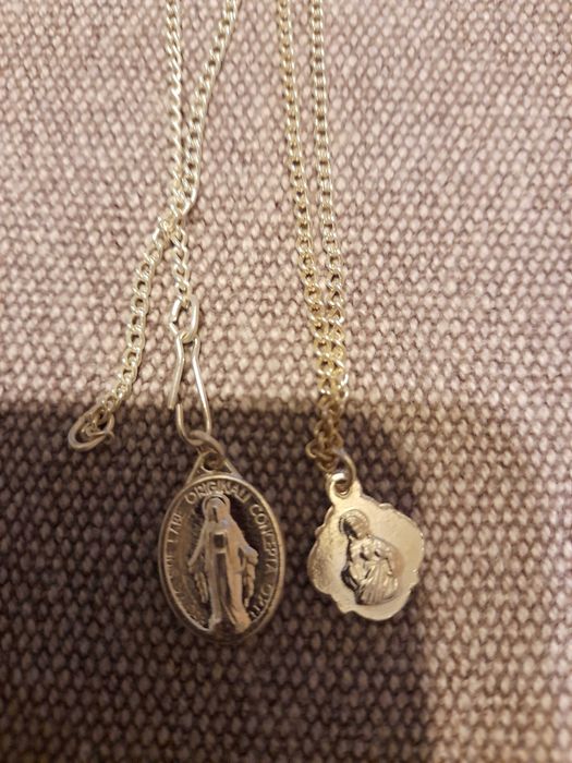 10 łańcuszków z medalikami