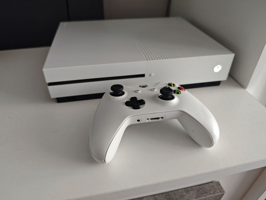 Xbox One S. Dysk 1TB z napędem. 5 gier. Komplet