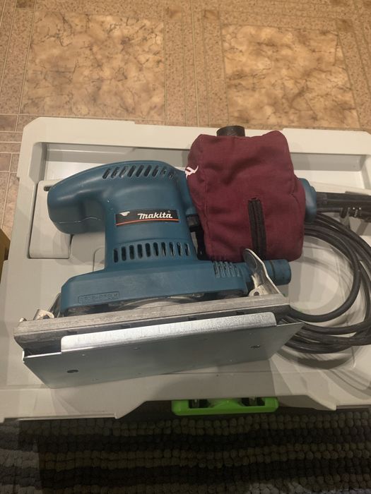 Вібрaційна шліфмашинка  Makita BO 3700