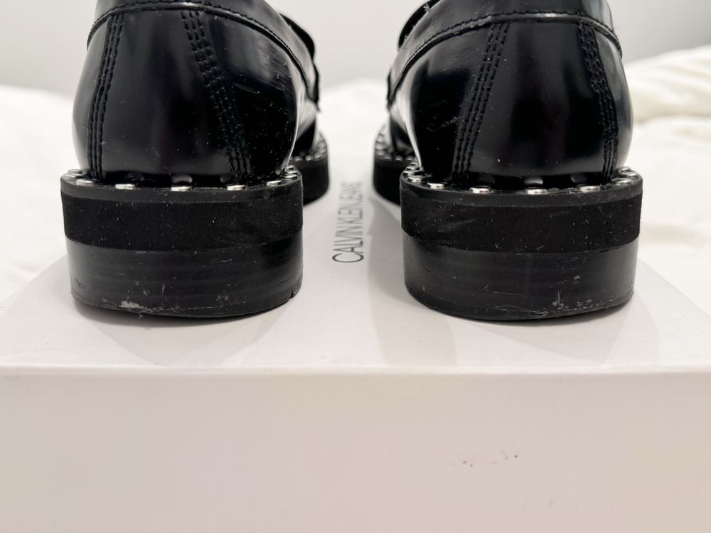 CK Nilce loafers czarne skórzane pótbuty z cwiekami 37 calvin klein