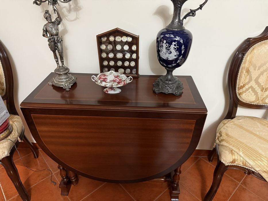 Mesa de madeira escura