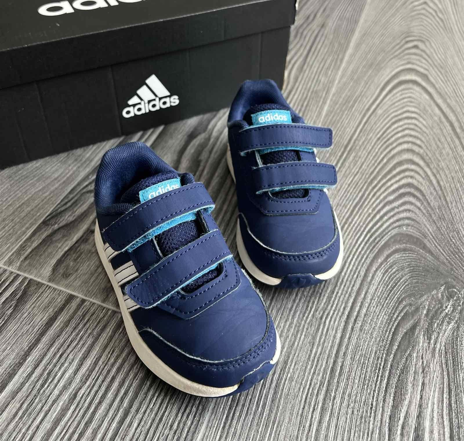 Кроссовки Adidas.  Размер 24.