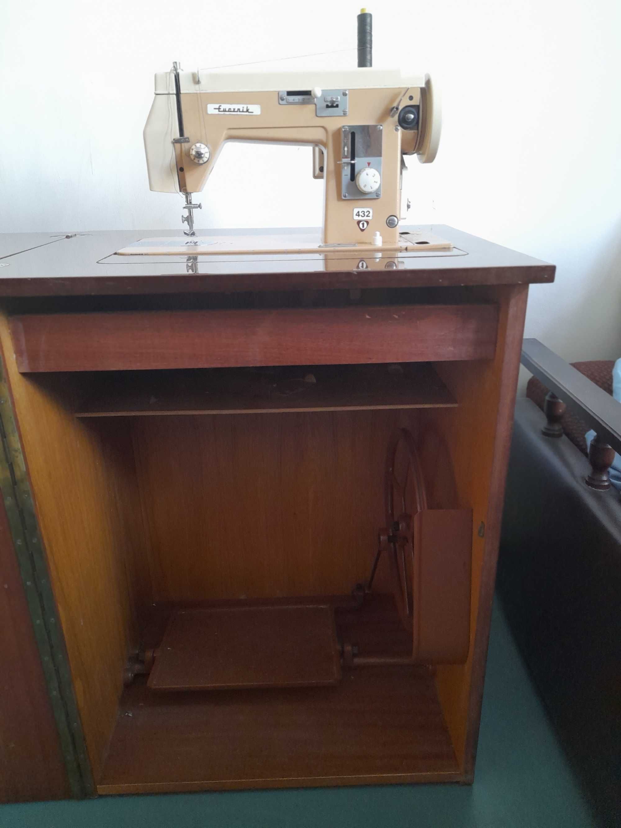 maszyna do szycia Łucznik 432 w meblu