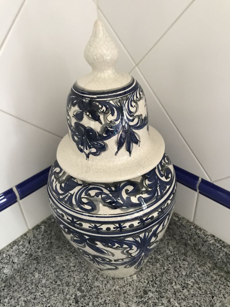 Vaso - jarro com tampa em porcelana