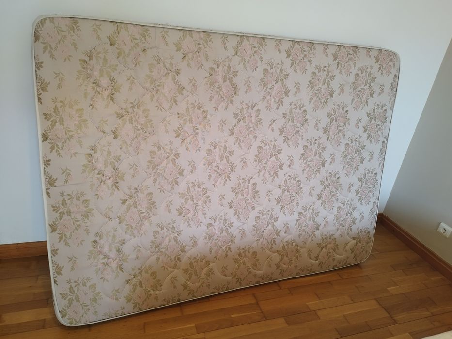 Cama de ferro completa com estrado e colchão