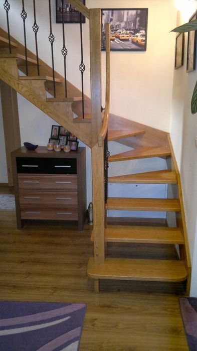 Schody samonośne drewniane.
