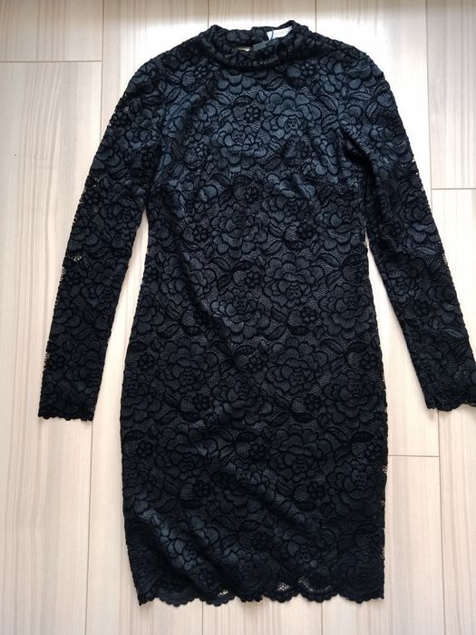 Reserved czarna sukienka z koronką dekolt