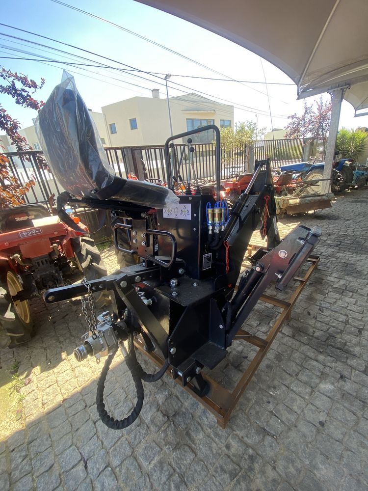 retroescavadora traseira para trator com deposito e bomba hidraulica