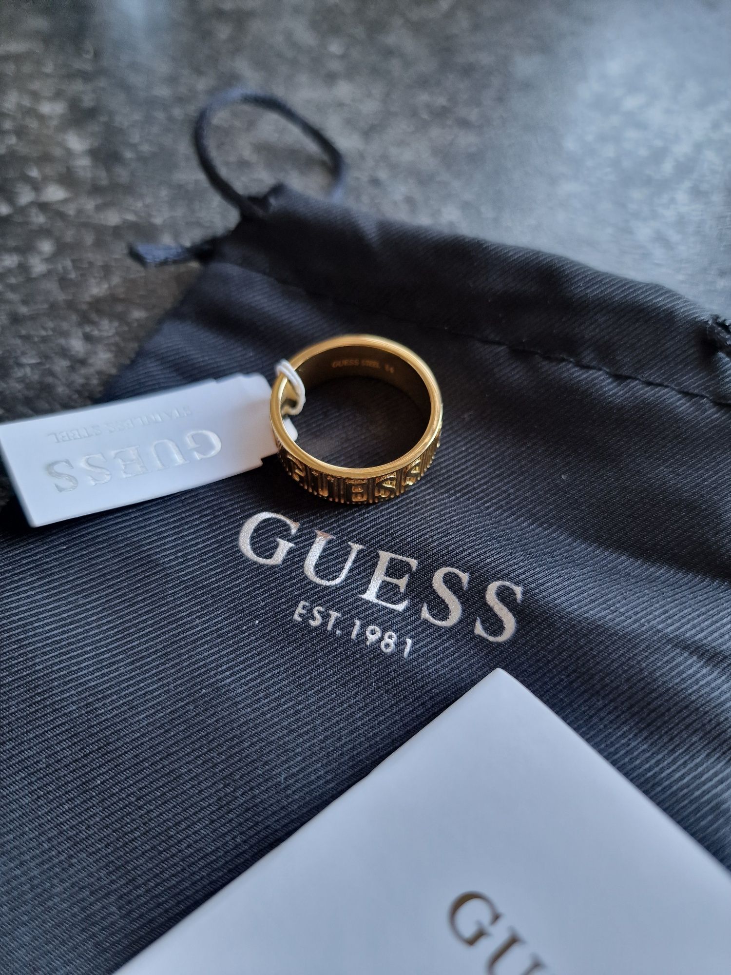 Nowy pierścionek Guess