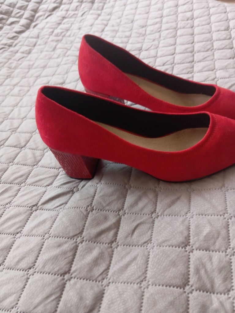 Czerwone buty na korku
