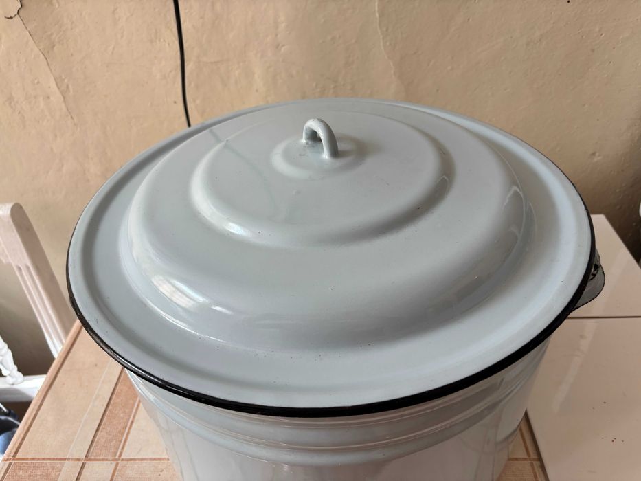 duży garnek emaliowany