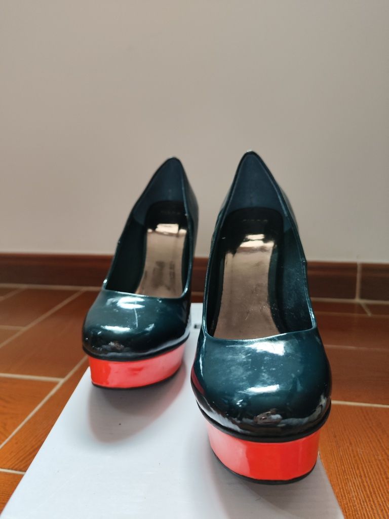Sapatos muito originais. Equivalente ao n37