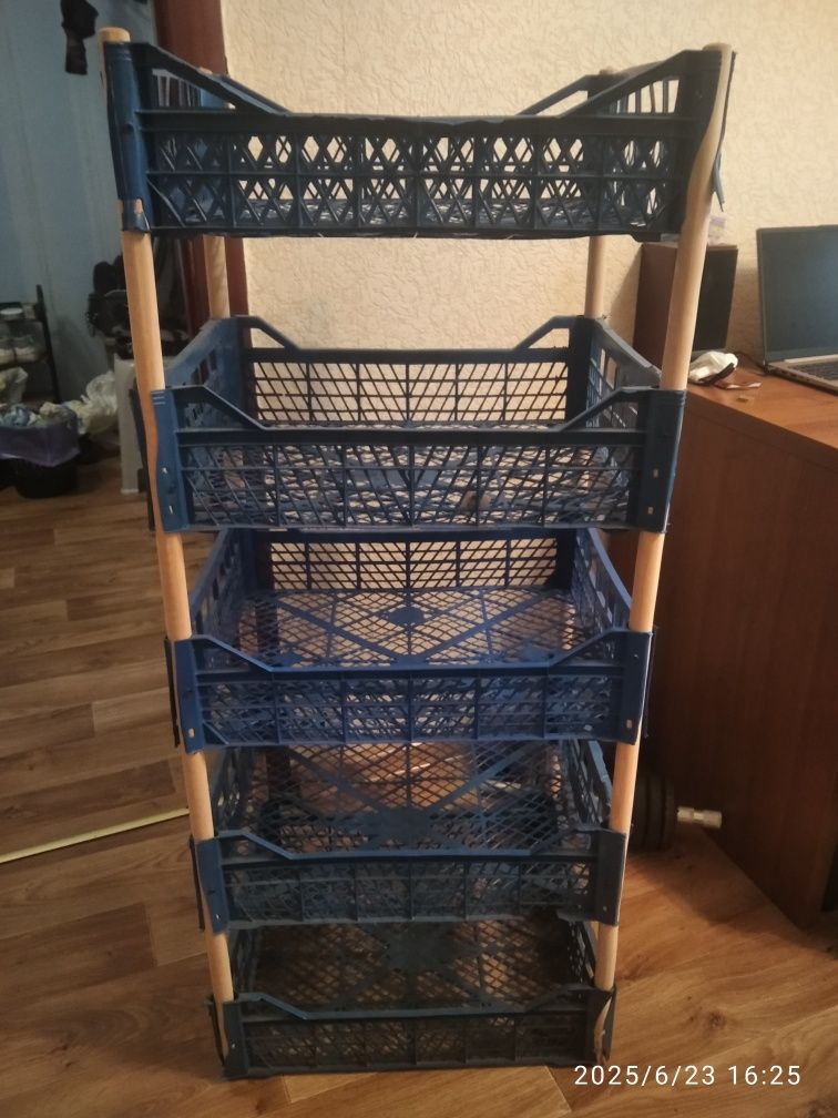 Полиця стілаж етажерка з ящиків для овочів і банок