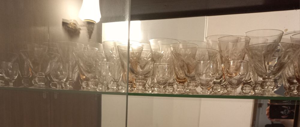 Serviço de copos de vidro antigos com gravação