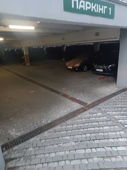 Продається підземне паркувальне місце.