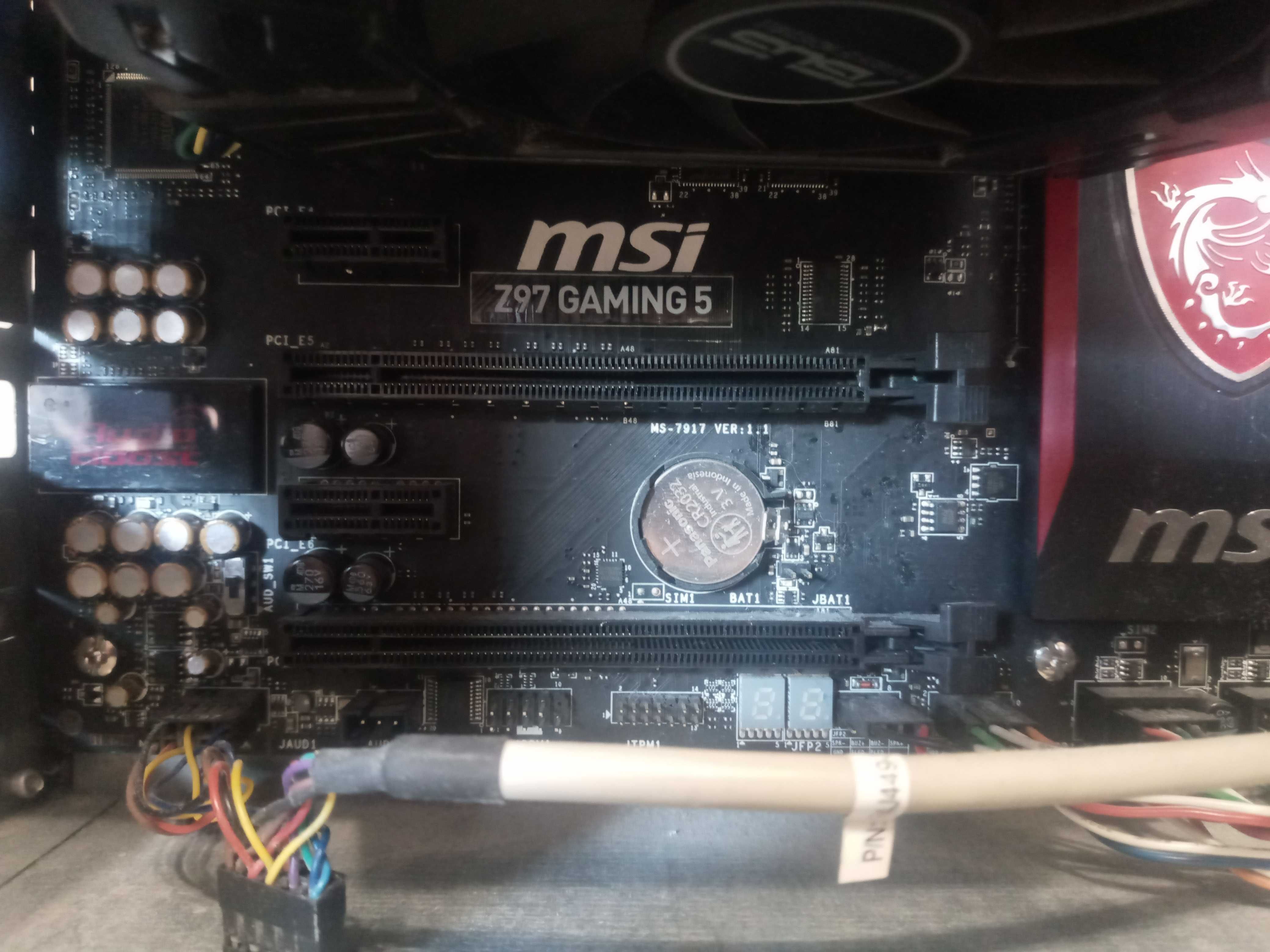 Komputer i5 4690k + 16gb ram + GTX 750Ti + SSD 256gb.