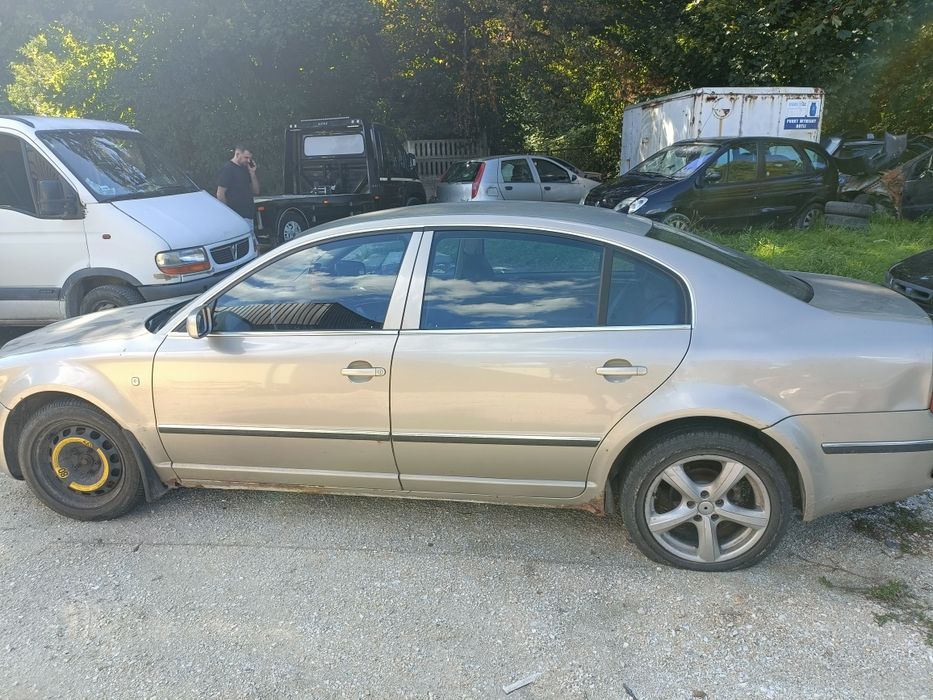 Lampy tył drzwi maska zderzak fotele Skoda super B wszystkie części