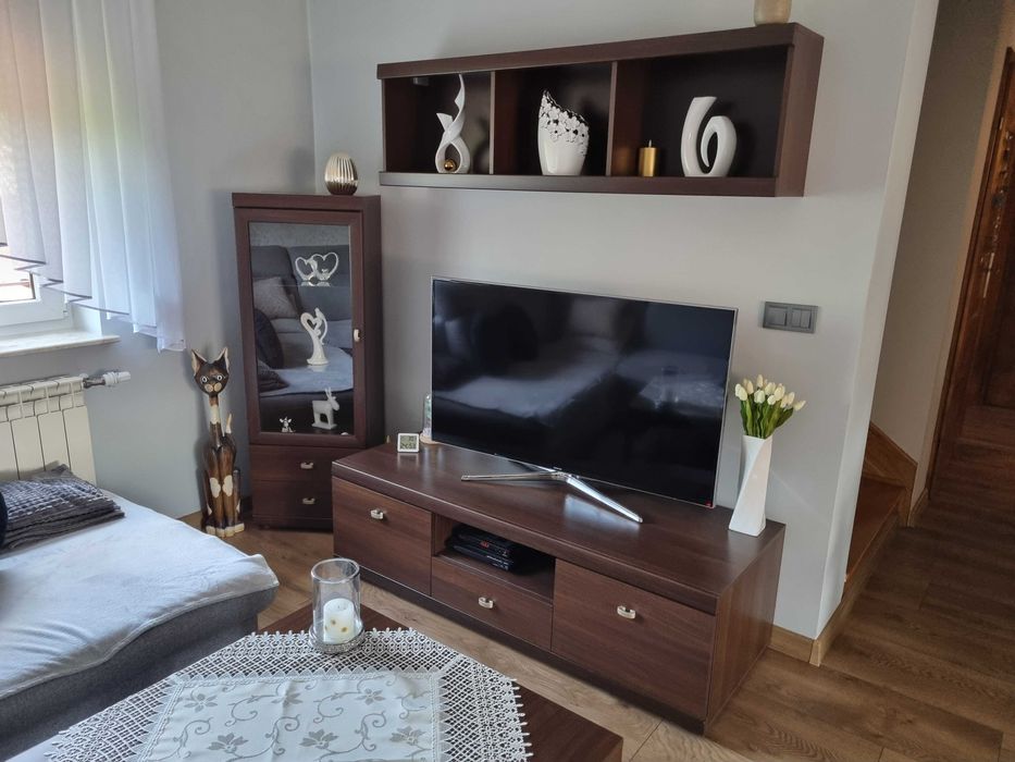 Meblościanka do salonu (stolik, szafka RTV, półka, słupek x2 LED)